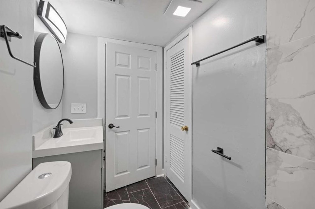 2984 Peek Rd, Atlanta GA  30318-6077 exterior