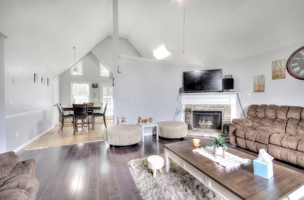 151 Twin Oaks Dr, Calhoun GA  30701-1720 exterior