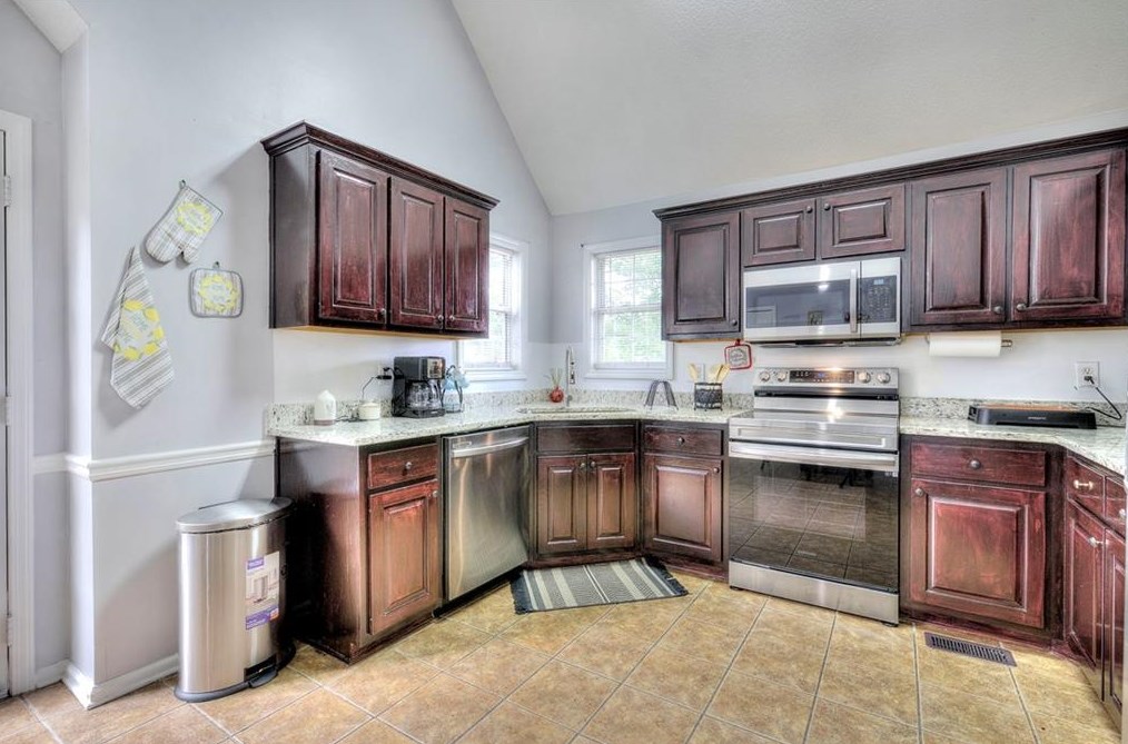 151 Twin Oaks Dr, Calhoun GA  30701-1720 exterior