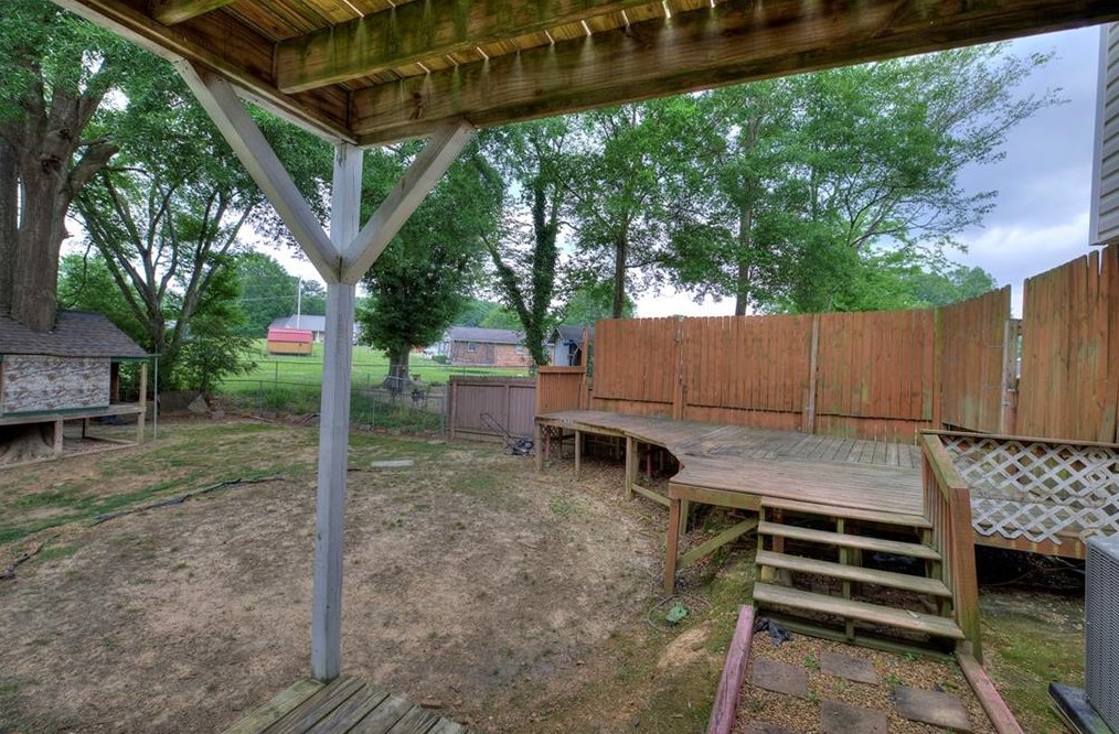 151 Twin Oaks Dr, Calhoun GA  30701-1720 exterior