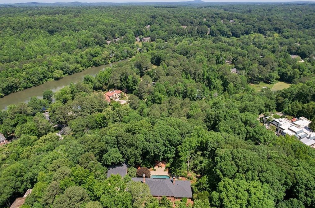 6000 Winterthur Rdg, Atlanta GA  30328-4629 exterior
