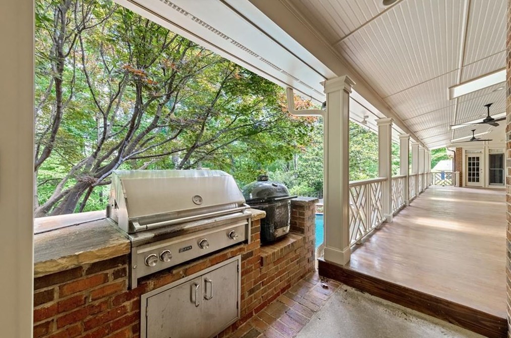 6000 Winterthur Rdg, Atlanta GA  30328-4629 exterior