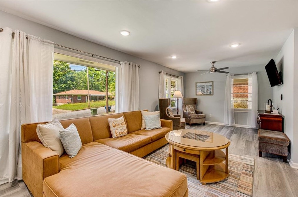 1568 Woodland Cir, Atlanta GA  30344-2740 exterior