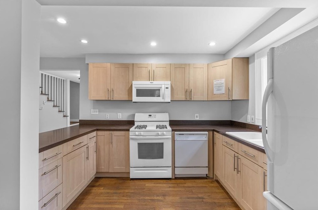 2595 Woodland Cir, Atlanta GA  30344-2738 exterior