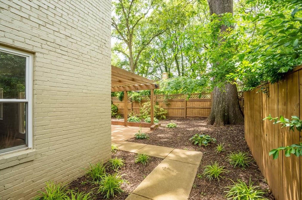 2595 Woodland Cir, Atlanta GA  30344-2738 exterior