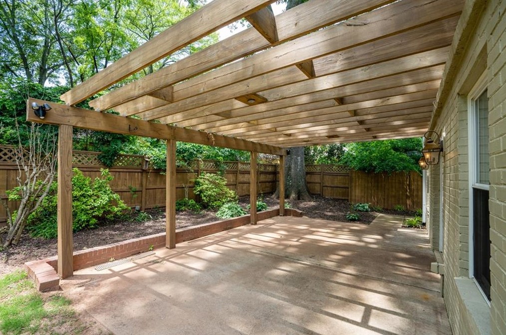 2595 Woodland Cir, Atlanta GA  30344-2763 exterior