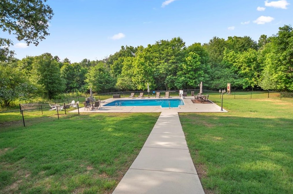 271 Peachtree Ln, Calhoun GA 30701-4392 exterior