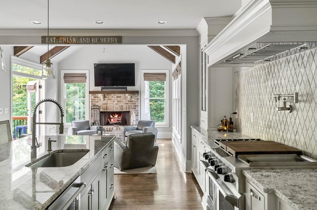 5514 Sherrell Dr, Atlanta GA 30342-1305 exterior