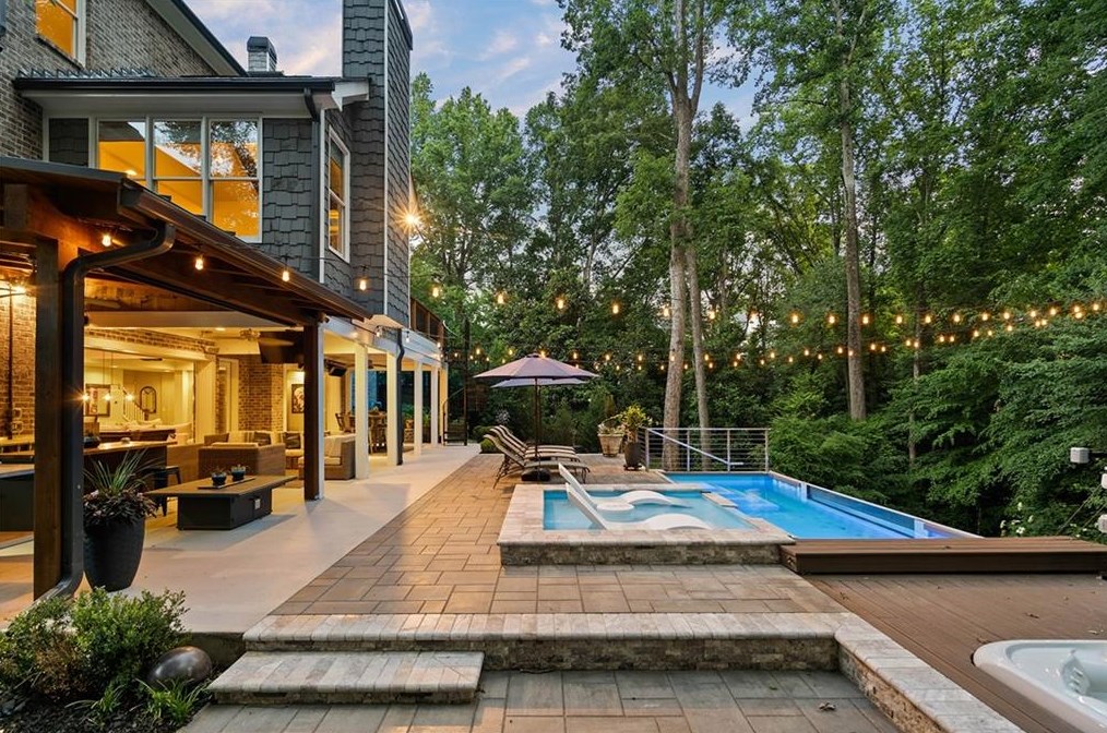 5514 Sherrell Dr, Atlanta GA 30342-1305 exterior