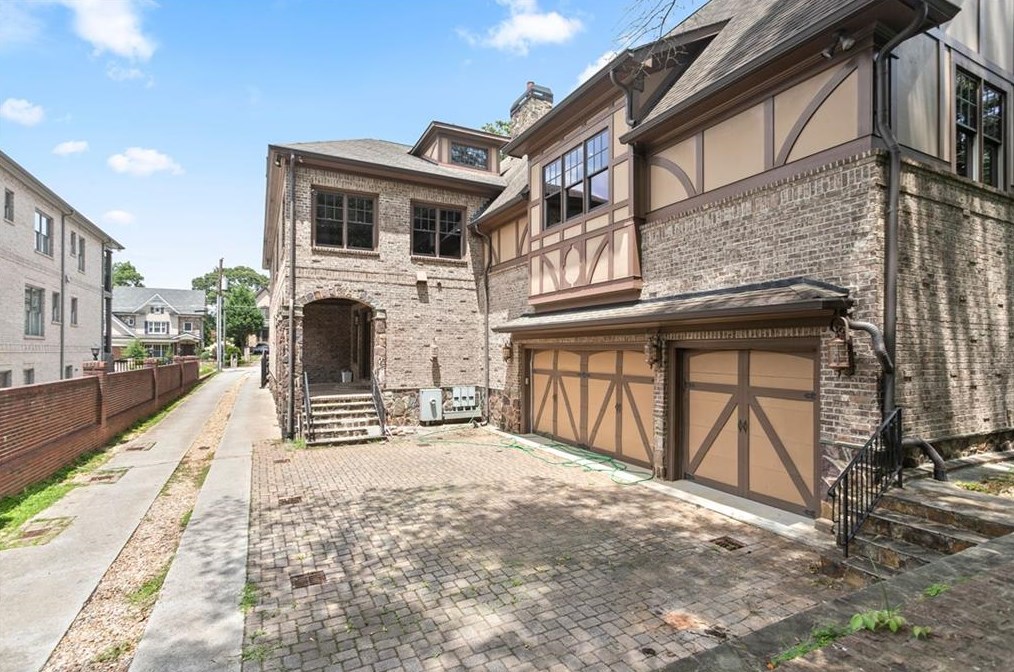 1121 Wimberly Rd, Atlanta GA  30319-2636 exterior