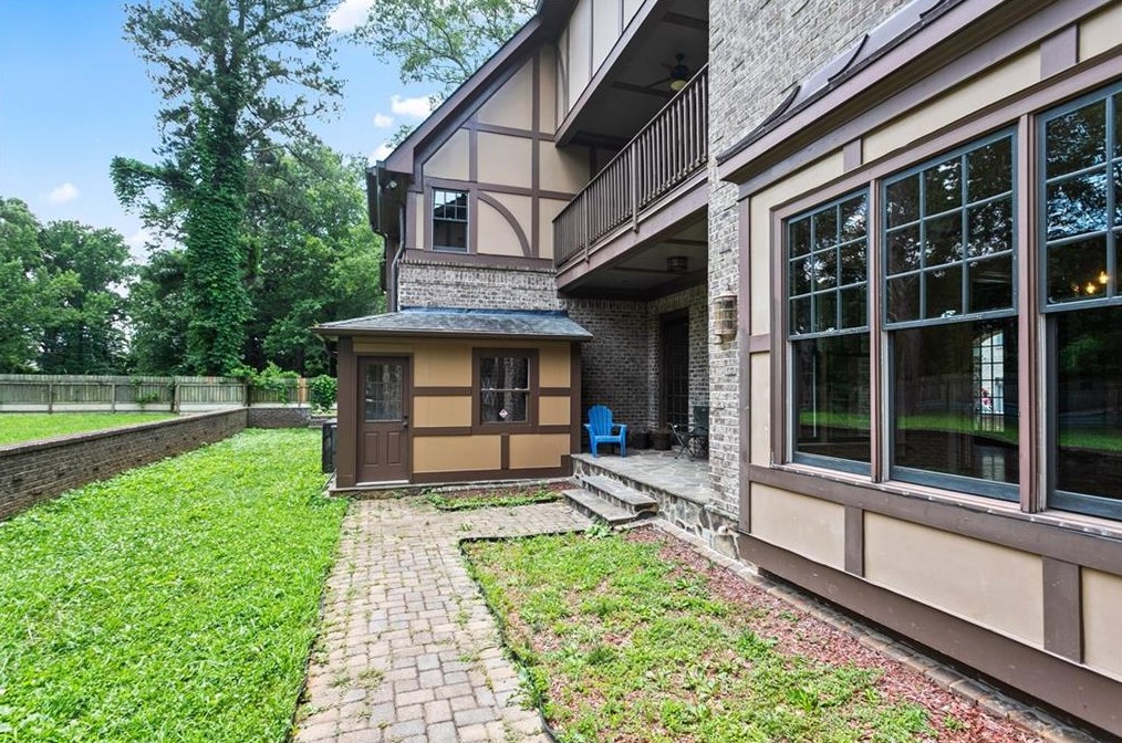 1121 Wimberly Rd, Atlanta GA  30319-2636 exterior