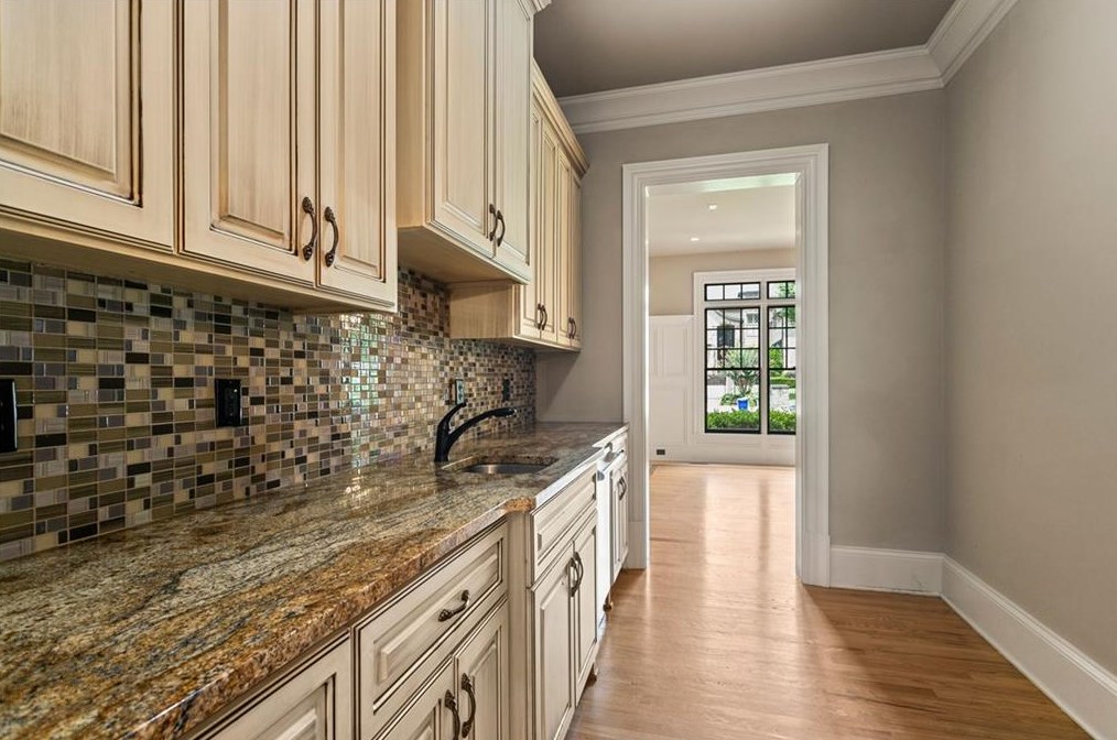 1121 Wimberly Rd, Atlanta GA  30319-2636 exterior