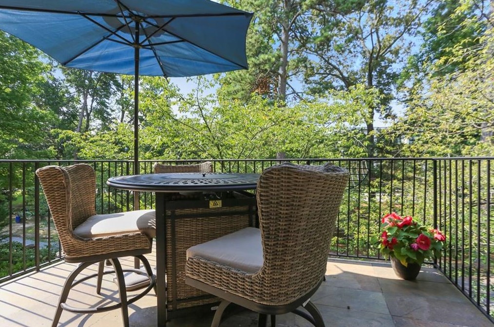 2552 Oglethorpe Cir, Atlanta GA  30319-6602 exterior