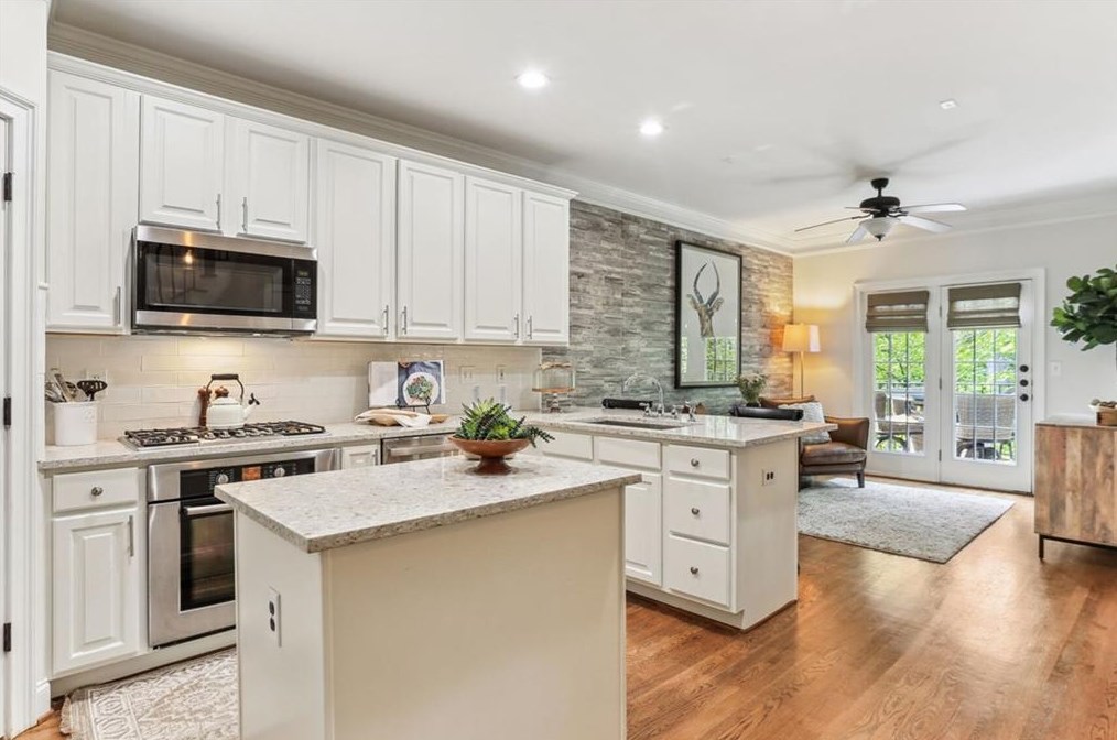 2552 Oglethorpe Cir, Atlanta GA  30319-6602 exterior