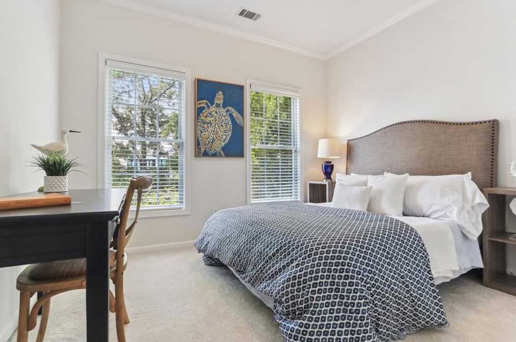 2552 Oglethorpe Cir, Atlanta GA  30319-6602 exterior
