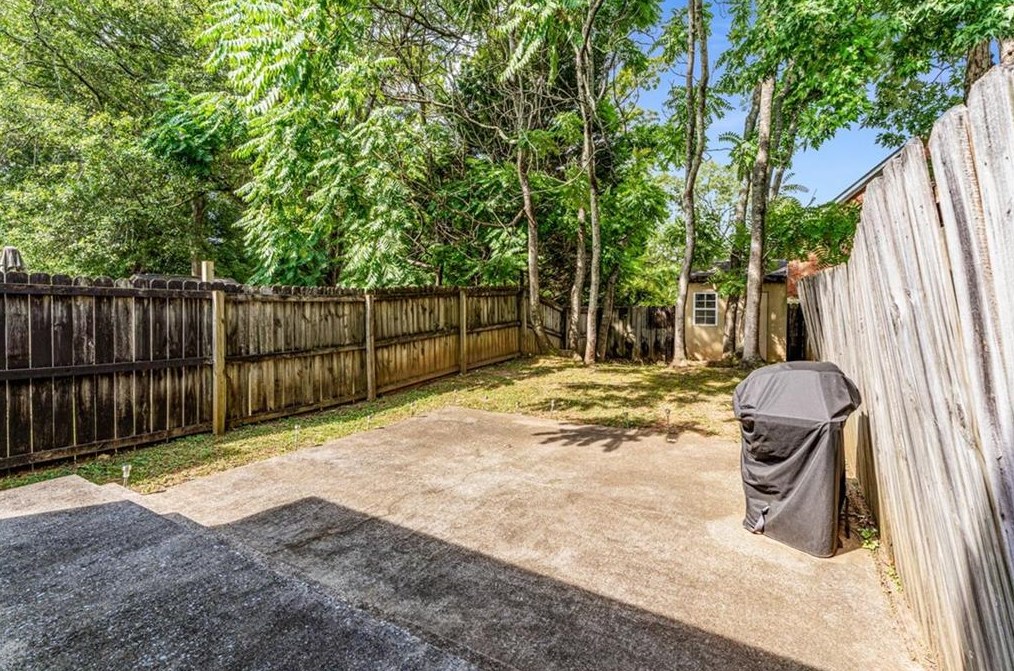 1004 Windy Oaks Ct, Smyrna GA 30080-2243 exterior