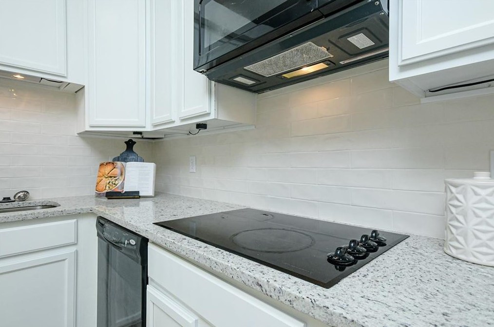 4205 Williamsburg Dr, Atlanta GA  30337-4527 exterior