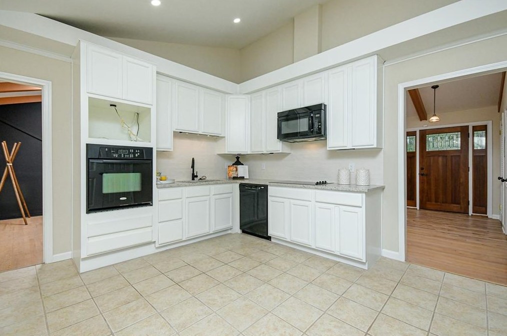 4205 Williamsburg Dr, Atlanta GA  30337-4527 exterior