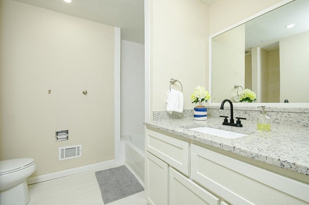 4205 Williamsburg Dr, Atlanta GA  30337-4527 exterior
