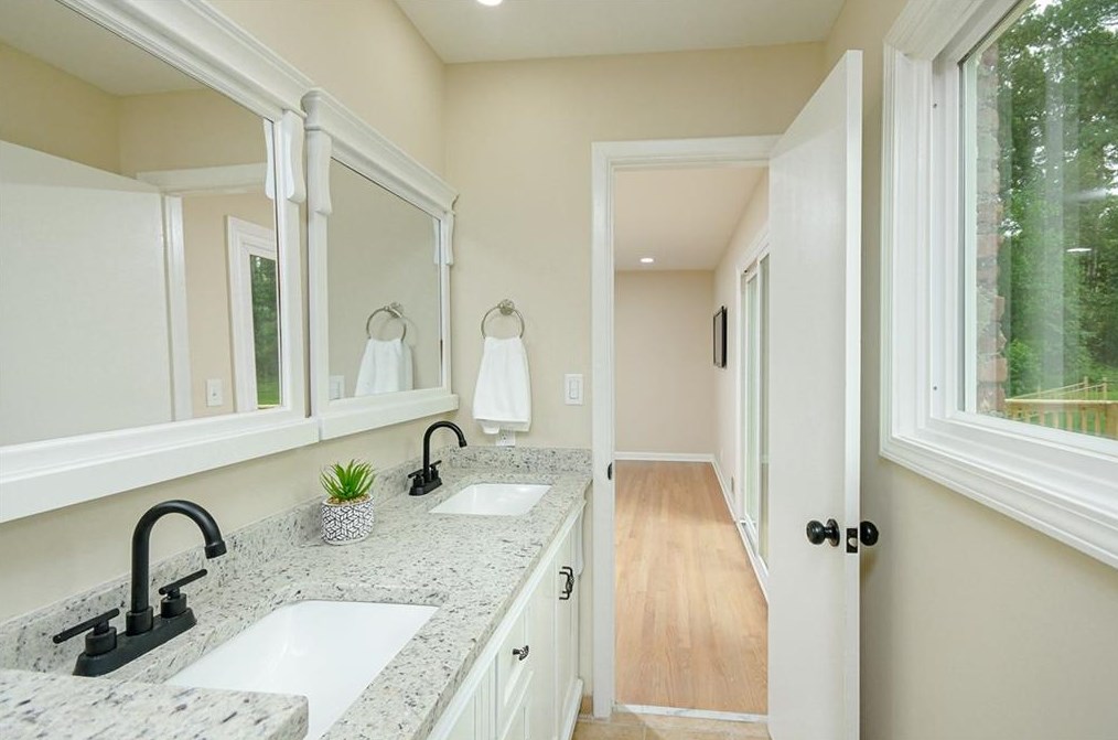 4205 Williamsburg Dr, Atlanta GA  30337-4527 exterior