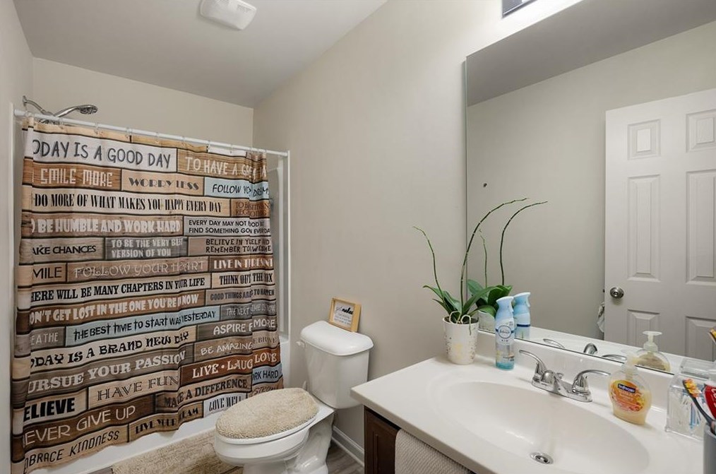 753 Riverside Dr, Calhoun GA 30701-5415 exterior