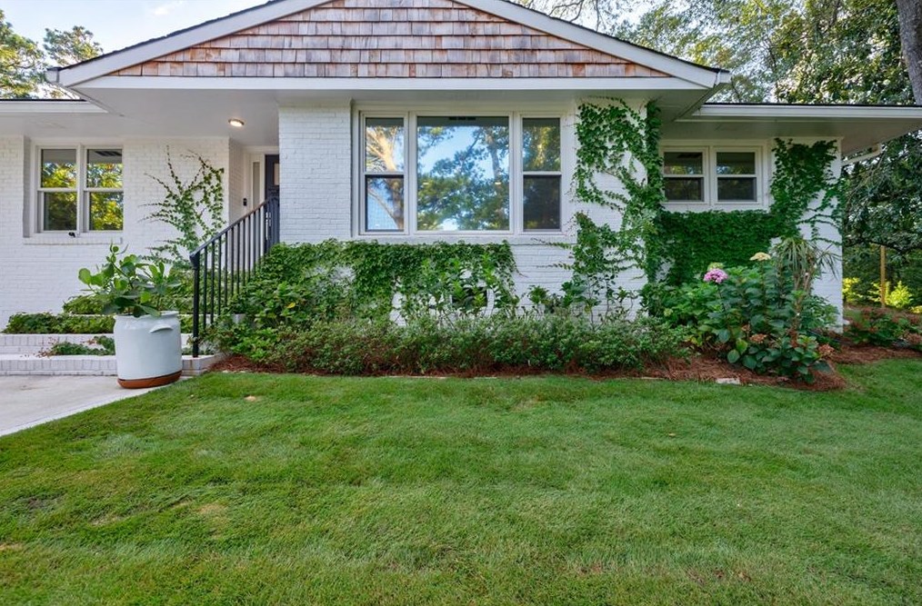 3306 Pine Meadow Rd, Atlanta GA  30327-2220 exterior