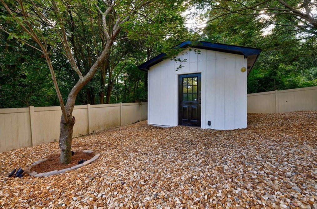 3306 Pine Meadow Rd, Atlanta GA  30327-2220 exterior