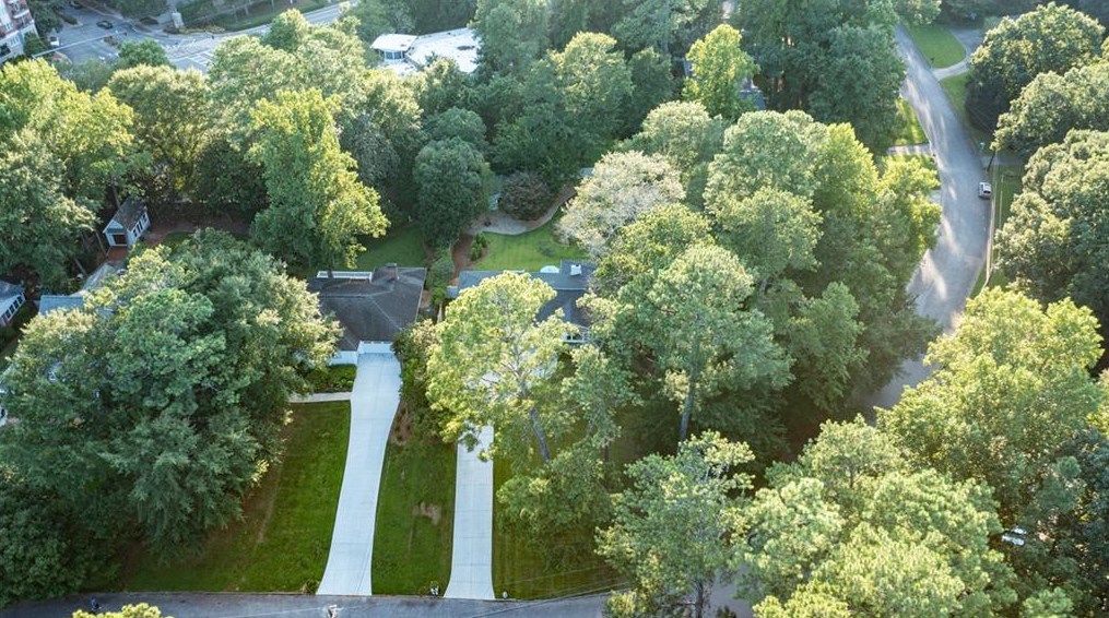 3306 Pine Meadow Rd, Atlanta GA  30327-2220 exterior
