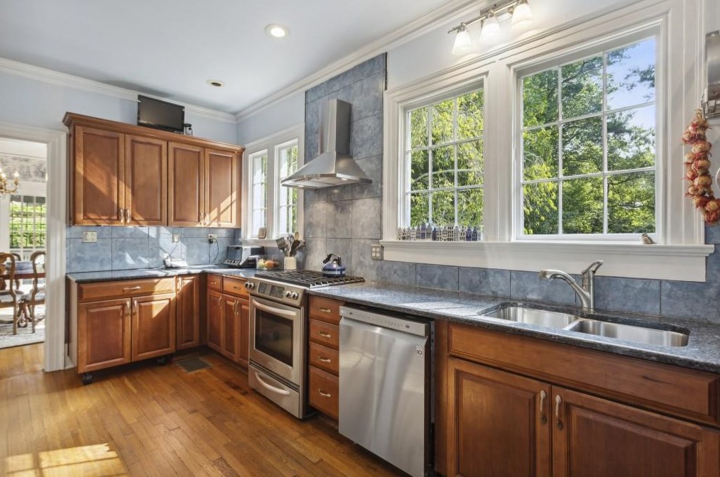 101 Peachtree Way, Atlanta GA 30305-3711 exterior