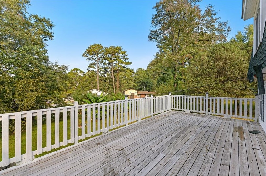 1703 Snapfinger Rd, Decatur GA  30032-6101 exterior