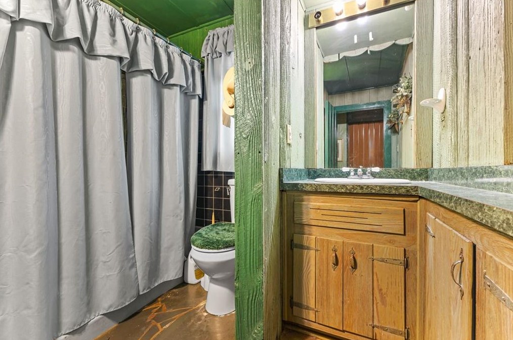 1703 Snapfinger Rd, Decatur GA  30032-6101 exterior