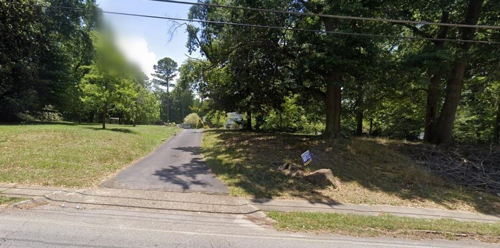 1703 Snapfinger Rd, Decatur GA  30032-6101 exterior