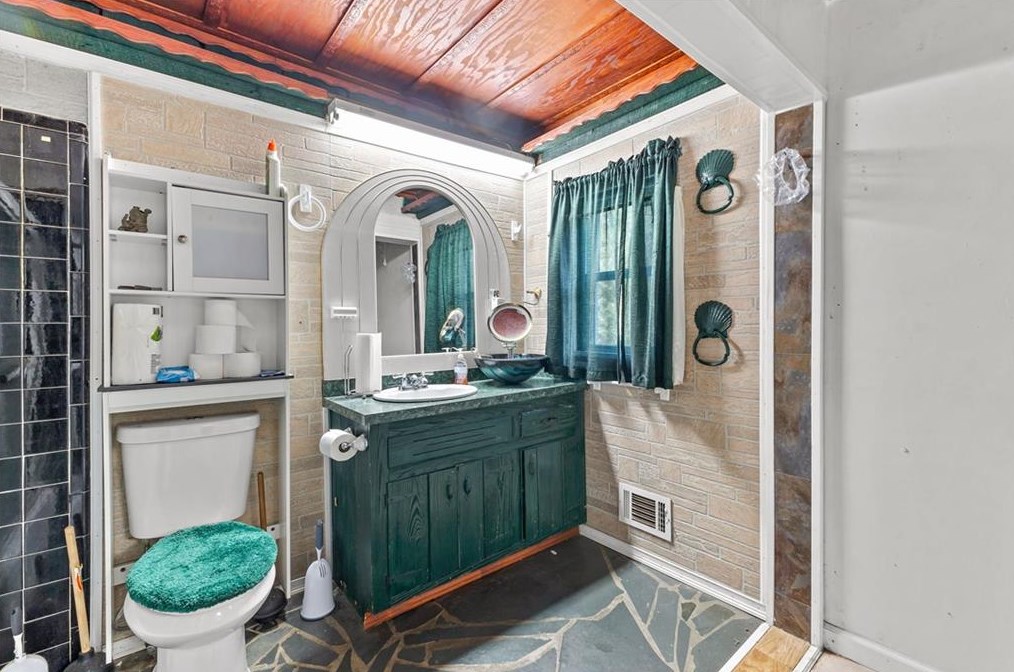 1703 Snapfinger Rd, Decatur GA  30032-6101 exterior