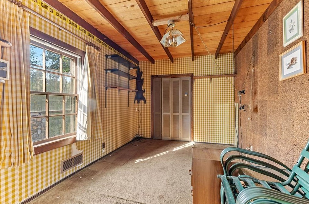 1703 Snapfinger Rd, Decatur GA  30032-6101 exterior