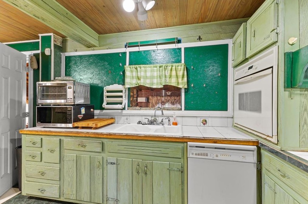 1703 Snapfinger Rd, Decatur GA  30032-6101 exterior