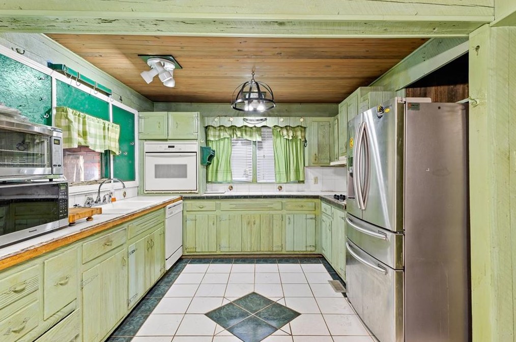 1703 Snapfinger Rd, Decatur GA  30032-6101 exterior