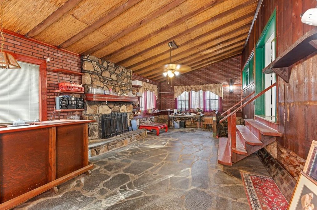 1703 Snapfinger Rd, Decatur GA  30032-6101 exterior