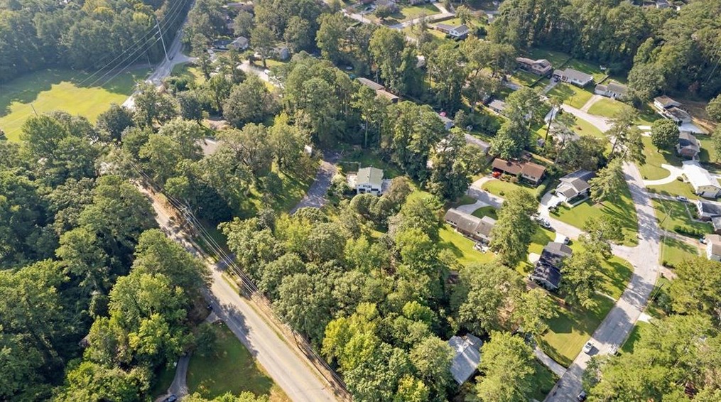 1703 Snapfinger Rd, Decatur GA  30032-6101 exterior