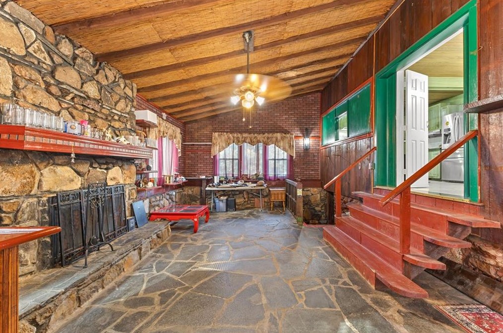 1703 Snapfinger Rd, Decatur GA  30032-6101 exterior