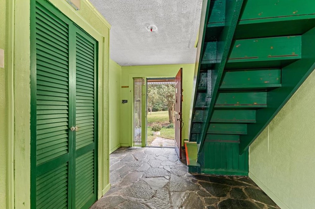 1703 Snapfinger Rd, Decatur GA  30032-6101 exterior