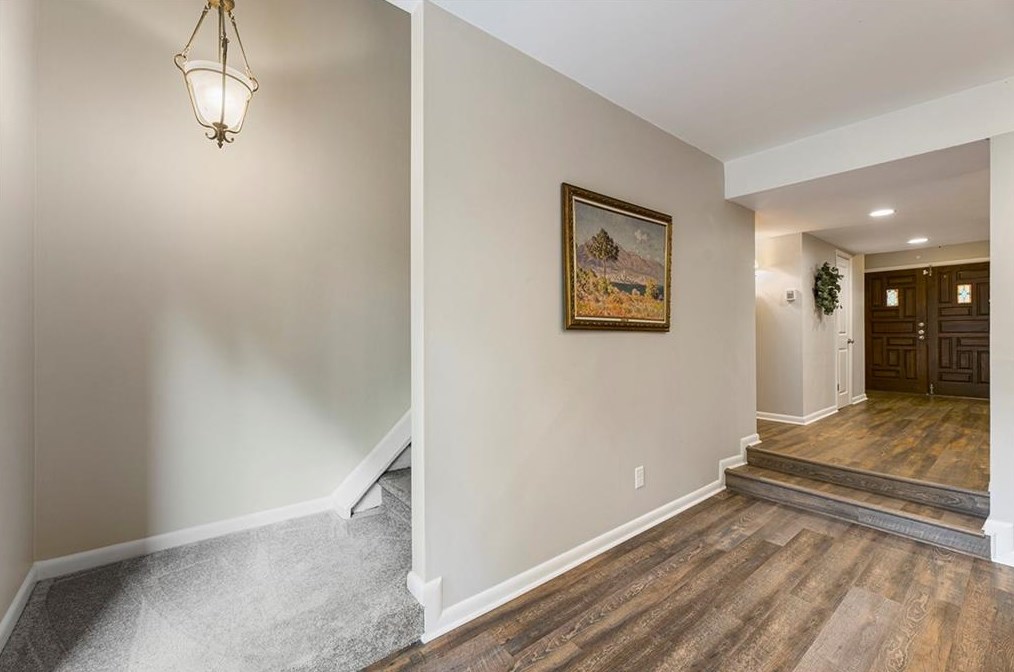 522 Sutters Pt, Atlanta GA  30328-5267 exterior