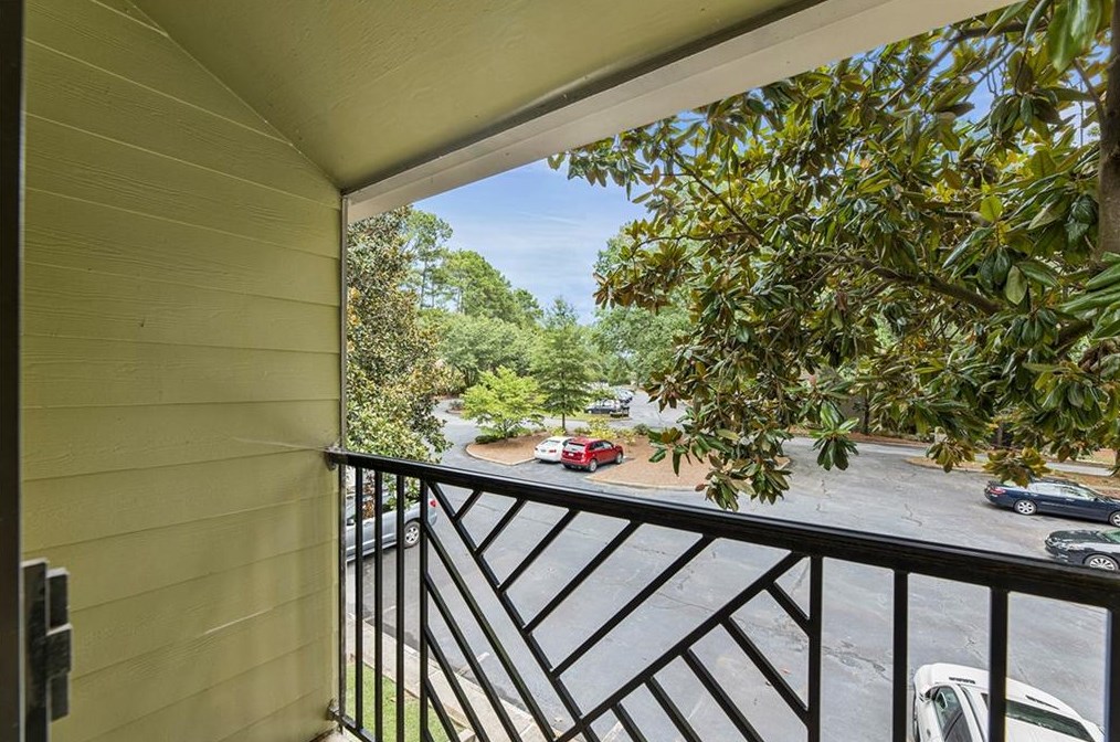 522 Sutters Pt, Atlanta GA  30328-5267 exterior