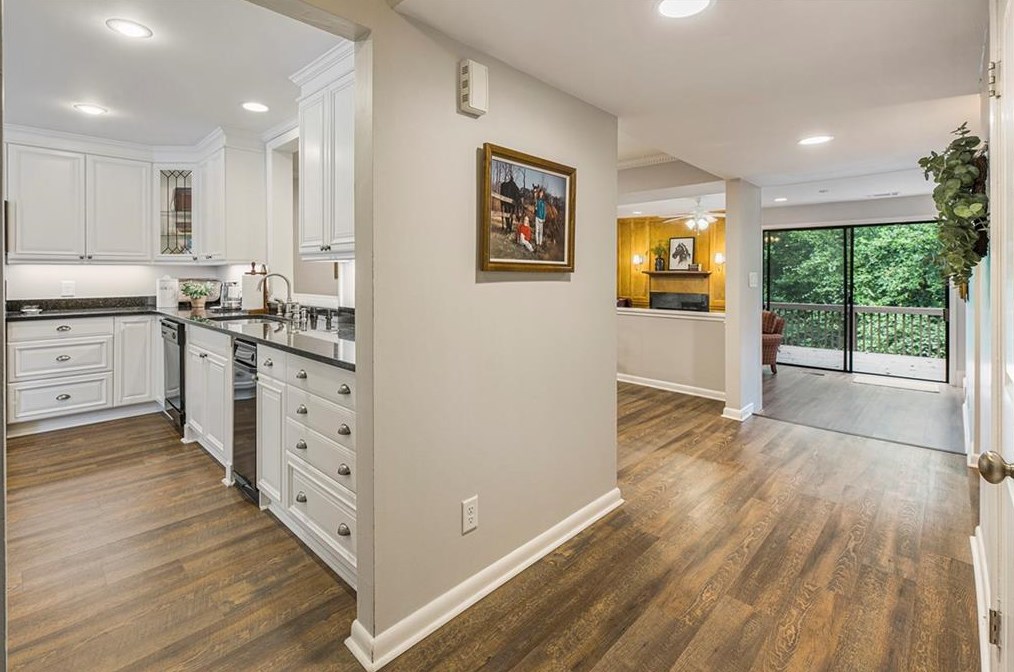 522 Sutters Pt, Atlanta GA  30328-5267 exterior