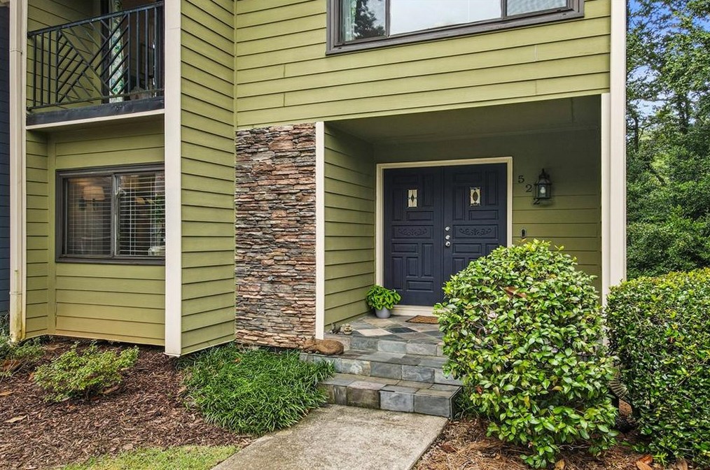 522 Sutters Pt, Atlanta GA  30328-5267 exterior