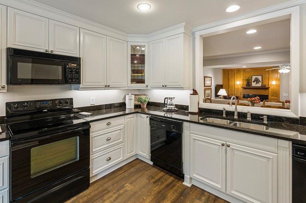 522 Sutters Pt, Atlanta GA  30328-5267 exterior