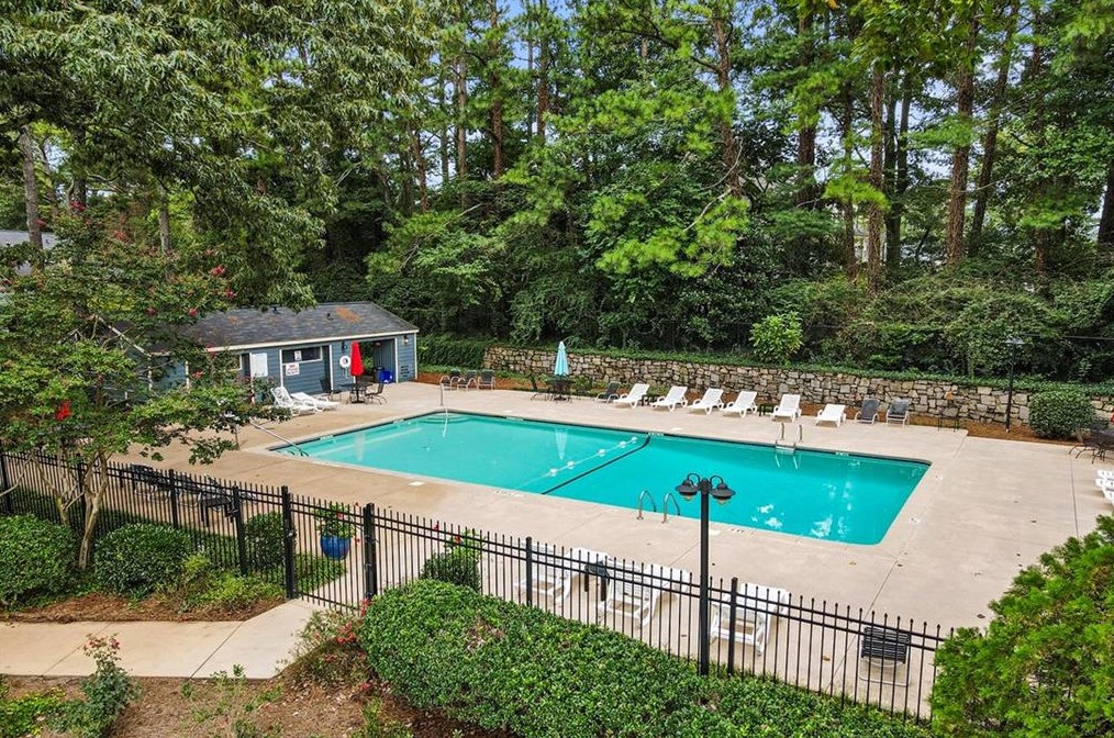 522 Sutters Pt, Atlanta GA  30328-5267 exterior