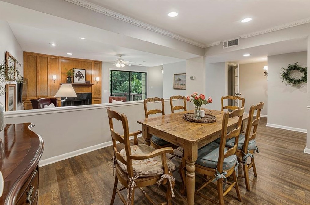 522 Sutters Pt, Atlanta GA  30328-5267 exterior