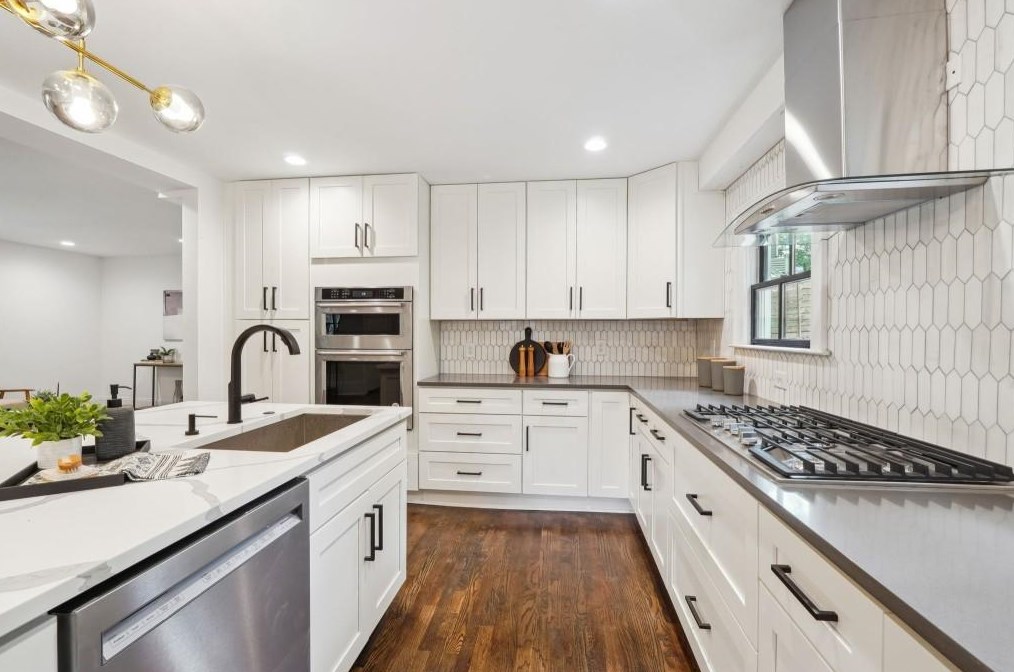 1308 Deerwood Dr, Decatur GA  30030-4512 exterior