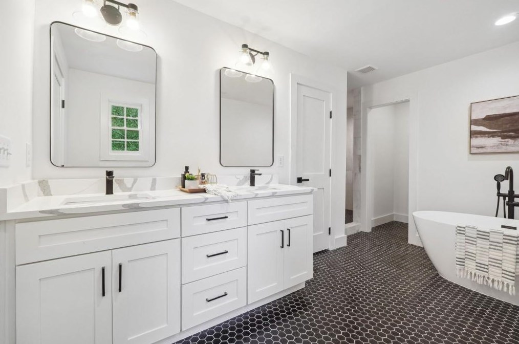 1308 Deerwood Dr, Decatur GA  30030-4512 exterior