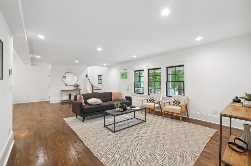 1308 Deerwood Dr, Decatur GA  30030-4512 exterior